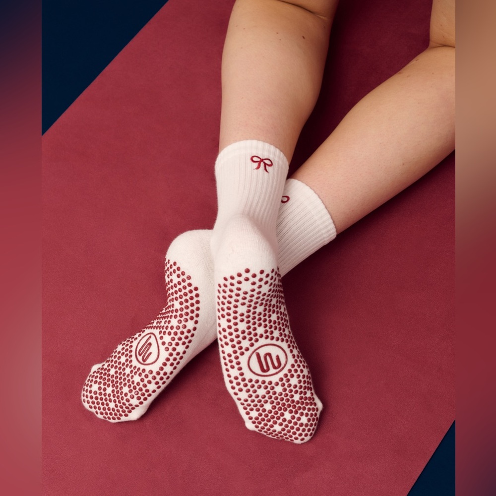 Move Active Grip Socks - Whimsy Bow White(S) - NWT 
Pilates/Barre